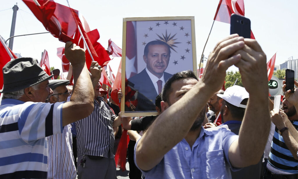 Erdogan krever at «kuppmakeren» utleveres. USA ber om bevis. Statsministeren: - Alle som støtter Gülen er i krig mot Tyrkia