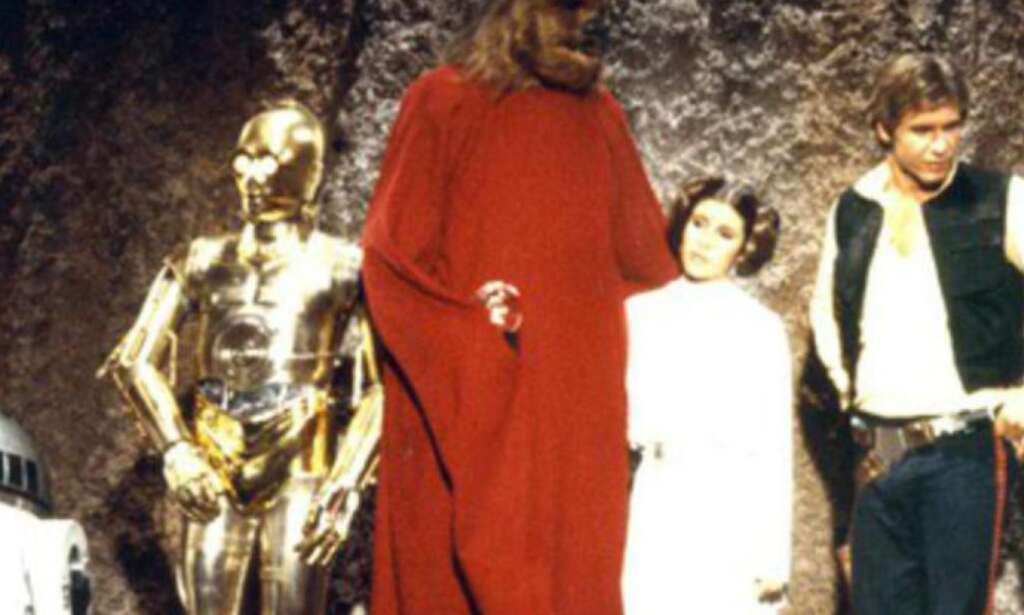 Harrison Ford vedkjenner seg ikke denne filmen, «Prinsesse Leia» setter den på for å få gjestene til å gå