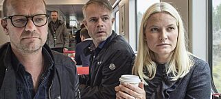 Mette-Marit så oppslukt av en bok at hun gikk på lyktestolpe