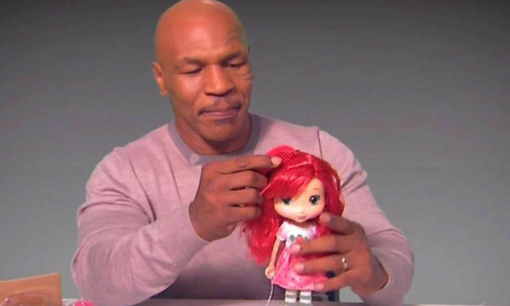 Her forsøker Mike Tyson seg på noe han neppe har gjort tidligere