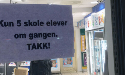 Er det greit å begrense antallet skoleelever som kunder i en butikk?