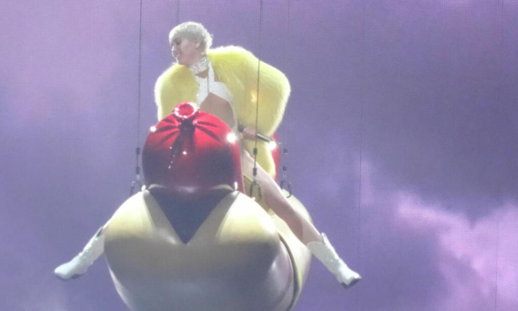 Slik «jukser» Miley Cyrus på konsertene sine