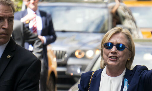 Clinton snubler inn i bilen på vei fra 11. september-markering: - En presidentkandidat må tåle 27 grader