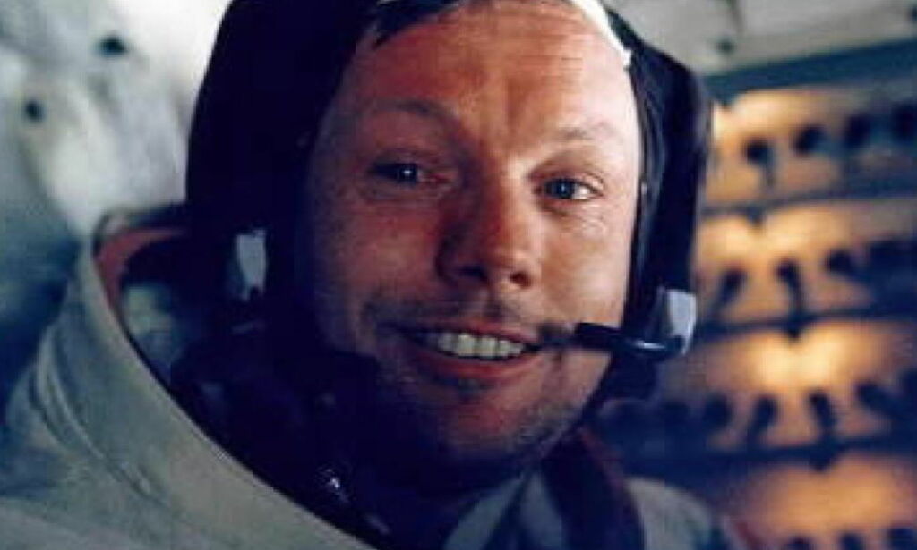 Broren avslører at Neil Armstrong løy om sin berømte måne-tale