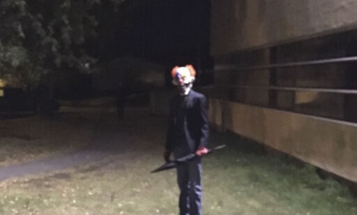 Politijakt på «klovner» med slagvåpen flere steder i kveld.«Killer Clowns» har kommet til Norge