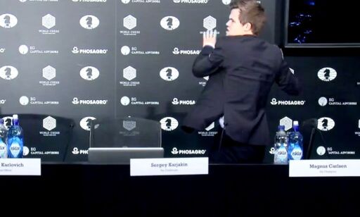 Plutselig raser Carlsen ut av salen: - Vis respekt