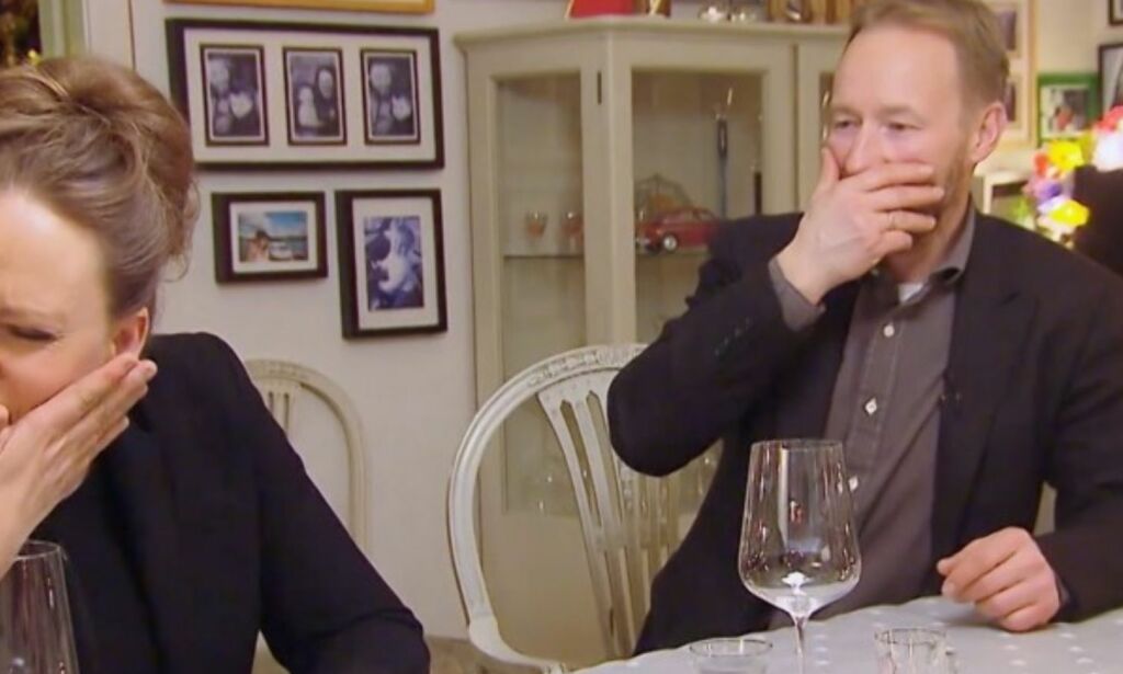 Kastet trolldeig i ansiktet til Henriette Steenstrup under julemiddag