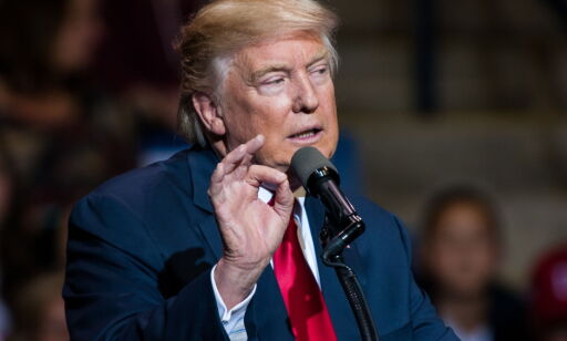 Trump-rådgiver delte falske nyheter som knytter Clinton til pedofilinettverk. Det fikk begeret til å renne over