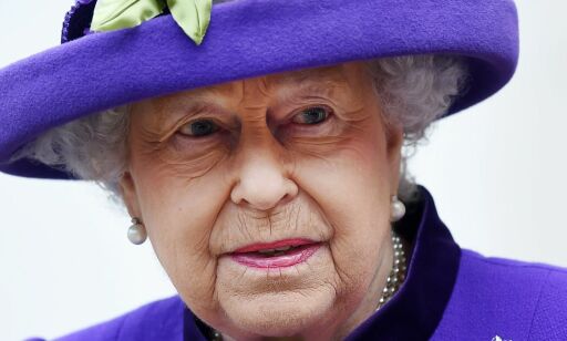 Dronning Elizabeth trapper ned