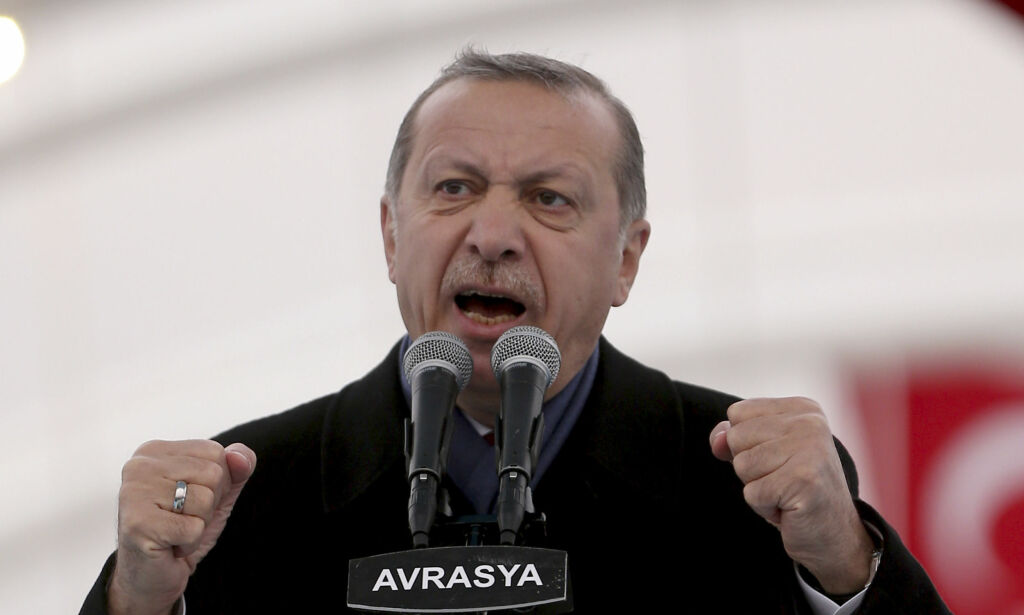Nederland nektet Tyrkias utenriksminister å lande. Erdogan i svart: - Nazi-etterkommere og fascister