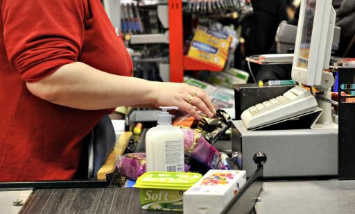 Høyre vil fase ut kontantplikt i butikker innen tre år