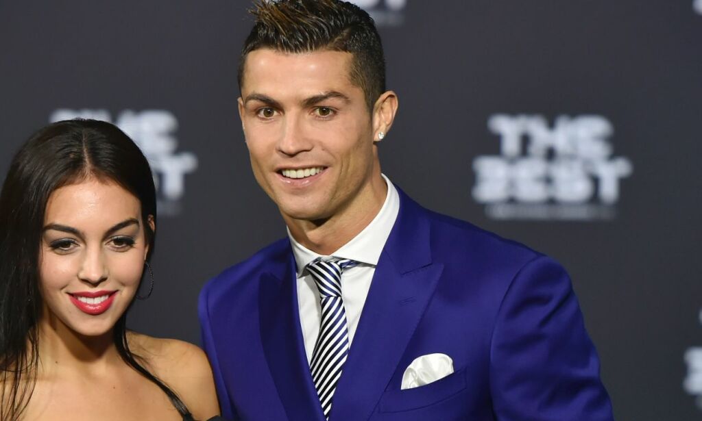 Ronaldo kåret til Årets spiller: Kom med Barcelona-stikk og viste fram kjæresten