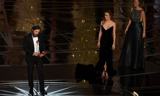 US actor Casey Affleck (L) delivers a speech on stage next to actress Brie Larson (2ndR) after he won the Best Actor award in "Manchester By The Sea" at the 89th Oscars on February 26, 2017 in Hollywood, California. / AFP PHOTO / Mark RALSTON