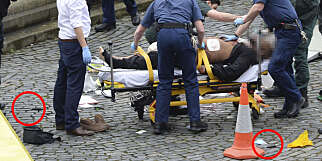 Her ligger London-angriperen på en båre etter å ha blitt skutt. På bakken ligger to kniver