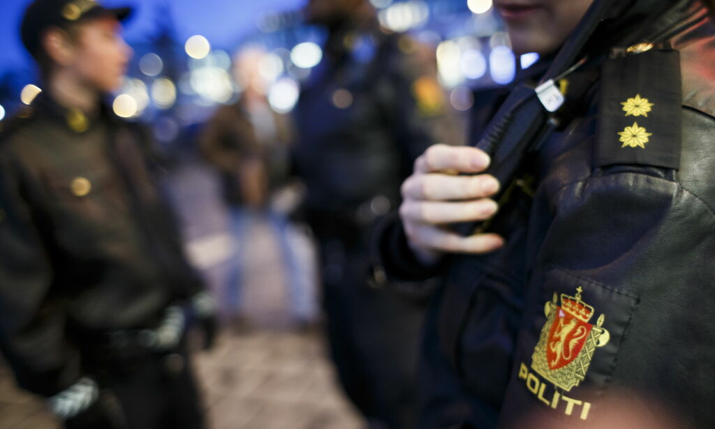 SKI 20161213.Politiet i arbeid. Politifolk patruljerer gatene i Ski. NB! Modellklarert til redaksjonell bruk.Foto: Heiko Junge / NTB scanpix