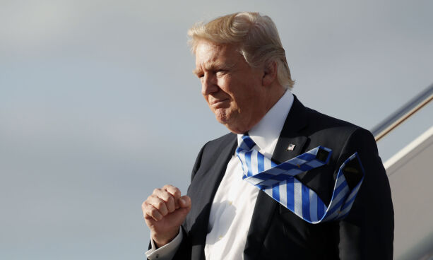 Omringet av kriser, tilbringer Trump sin 18. dag på golfbanen. Det koster flesk