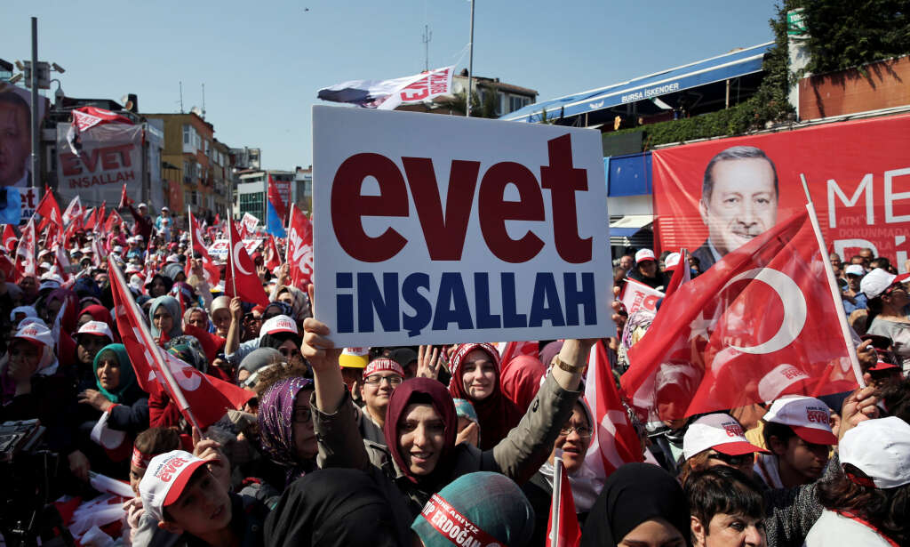 Allmektig Erdogan med et delt Tyrkia