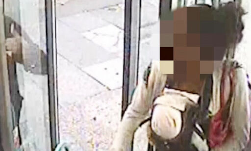 Moren sitter stille mens desperate passasjerer prøver å redde den lille jenta hennes. De skjønner at noe er galt