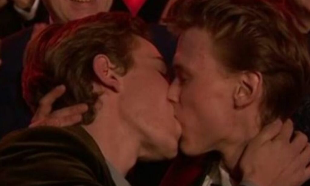 «Skam»-stjernene kysset på direkten. Men egentlig skulle de slippe