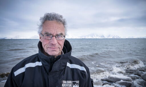 20170511: Rasmus Hansson (Mdg) har bodd og jobbet i lengre perioder på Svalbard. Dagbladet var med da han vendte tilbake til gamle tomter for å se nærmere på hvordan klimaendringene har påvirket den skjøre naturen på øygruppa. Her står han ved bredden av Van Mijensfjorden om vanligvis er frosset igjen. Foto: Øistein Norum Monsen / Dagbladet