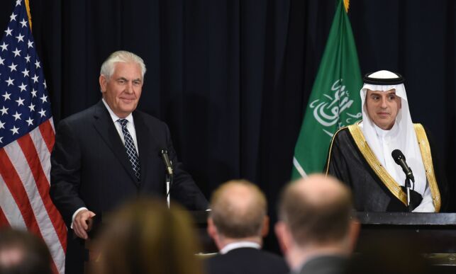 Her ber USAs utenriksminister Iran respektere ytringsfriheten - mens hans saudiarabiske kollega lytter