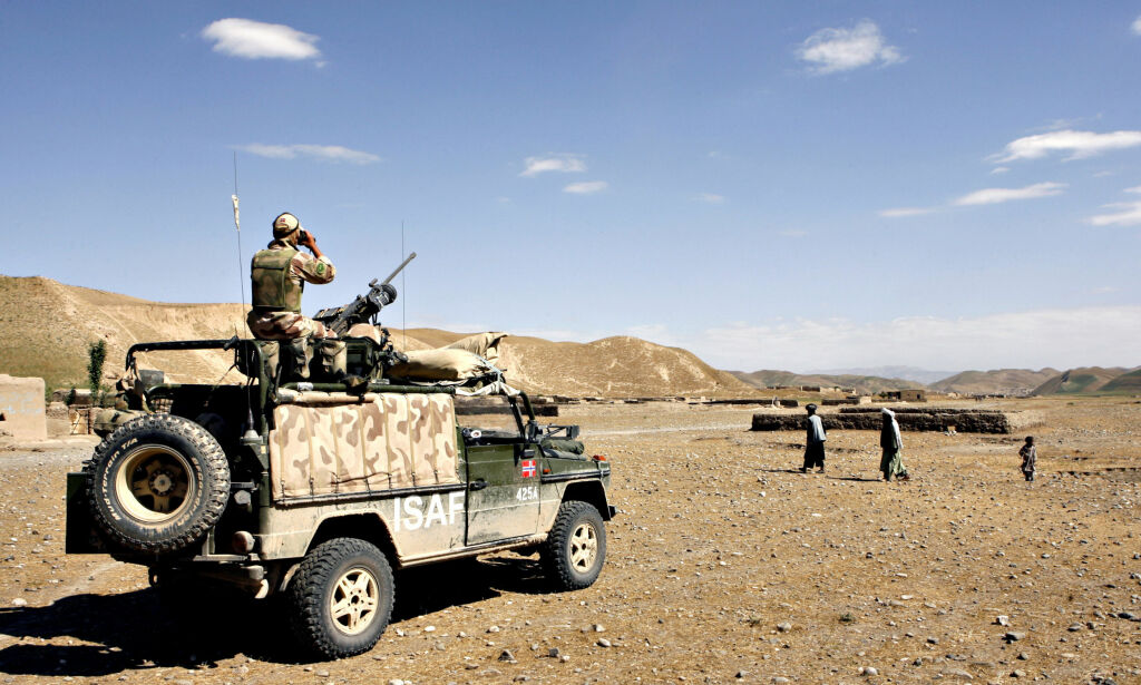 MAZAR-E-SHARIF, AFGHANISTAN 20071107: En norsk soldat speider etter farer. Soldaten betjener også en 12.7mm mitraljøse, påmontert et Mercedes multikjøretøy.
De norske soldatene er en del av ISAF styrken i Afghanistan.
Foto: Lars Magne Hovtun / FORSVARET / SCANPIX
HANDOUT