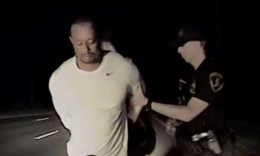 Her blir Tiger Woods kontrollert og arrestert av politiet