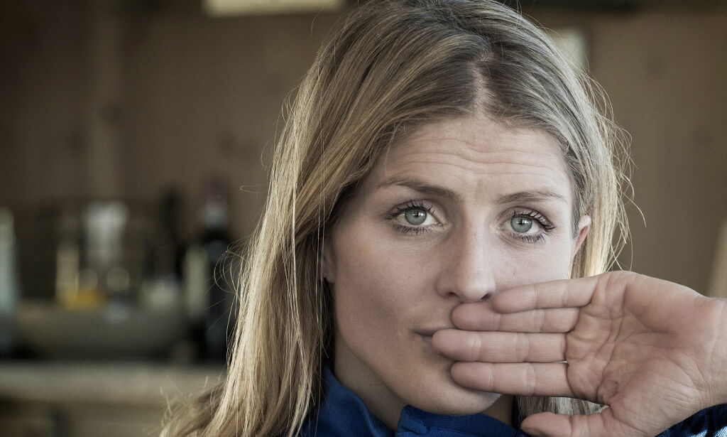 De har dratt Therese inn i sitt eget spill. Det skader henne
