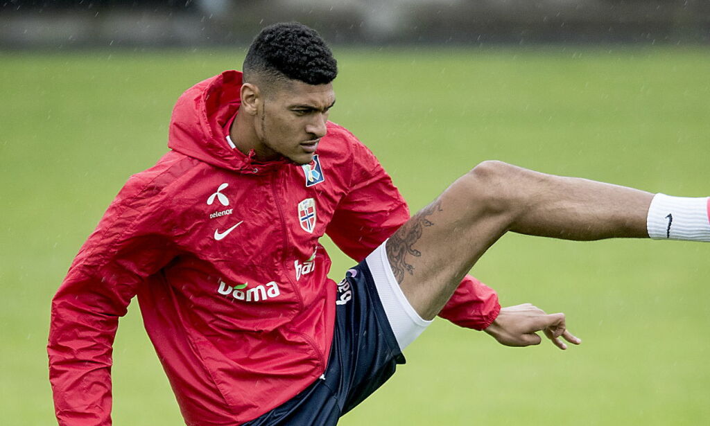 Selv om Bjørn Maars Johnsen er 1,95 høy når han ikke Brasil-helten Tore André Flo til anklene