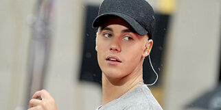 Justin Bieber kastet sko fra scenen. Nå selges den for 100 000 kroner