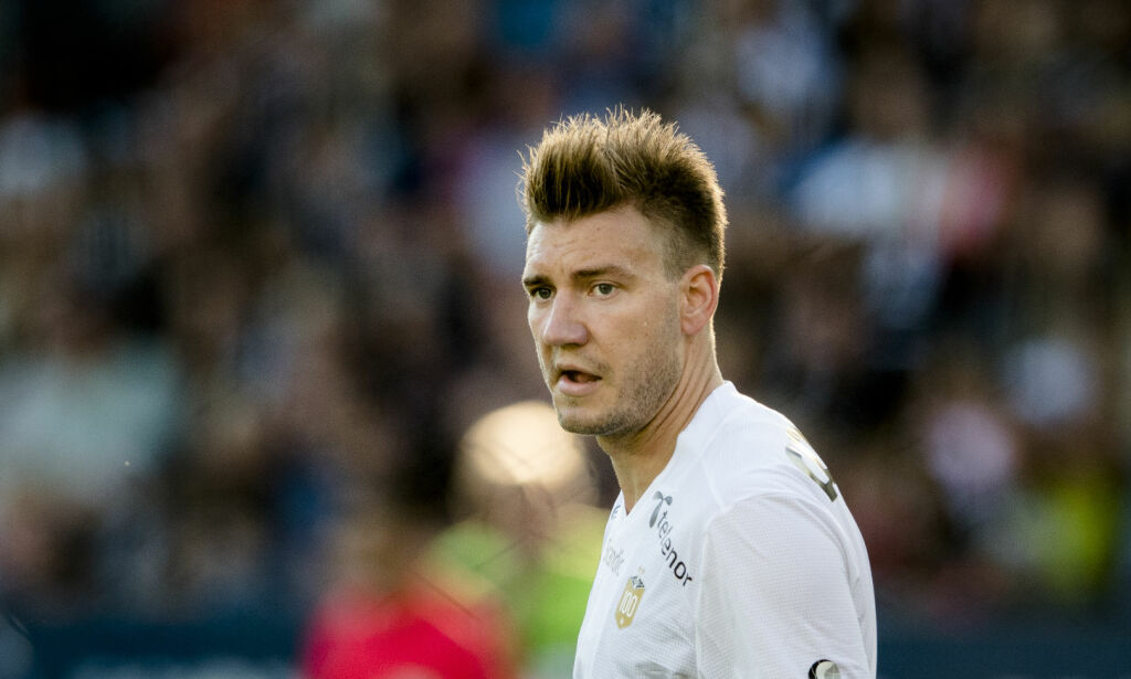 Da alle RBK-spillerne jublet, sto Bendtner igjen helt alene for seg selv. Nå hylles han