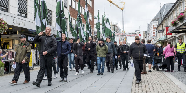 Kristiansand: Nynazistene fikk gå i fred. Ole ble påsatt håndjern og bortvist da han sto foran dem