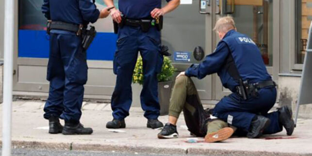 To drept og åtte skadd i knivstikking i Åbo i Finland