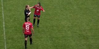 Raser og krever omkamp: Emilie (18) får rødt kort på vei av banen