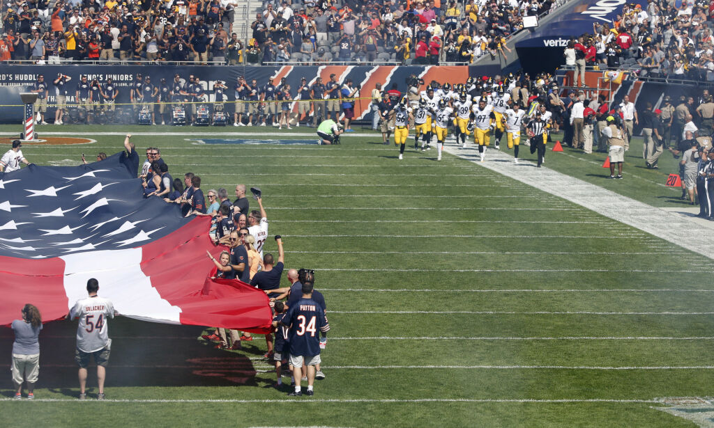 Her løper NFL-laget inn på banen etter nasjonalsangen er spilt - stor protest mot Trump i NFL