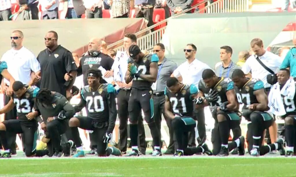 Her kneler NFL-spillerne under nasjonalsangen