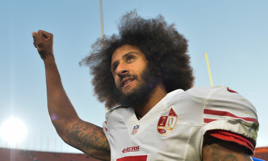 NFL-spillerne samlet seg i en lydløs protest. Men mannen som startet det hele var fraværende