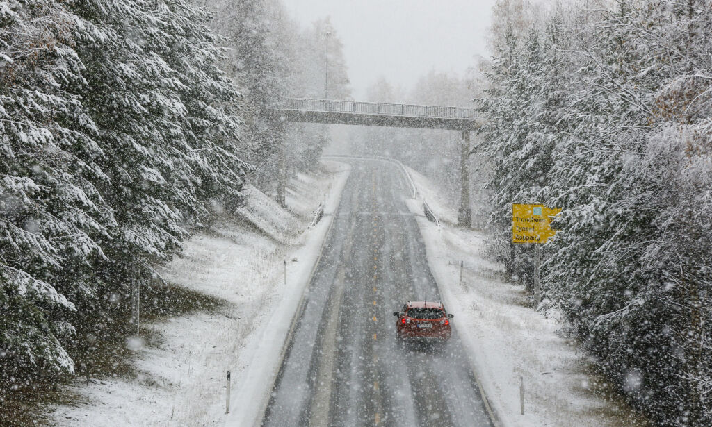 Snø gir kø og glatte veier