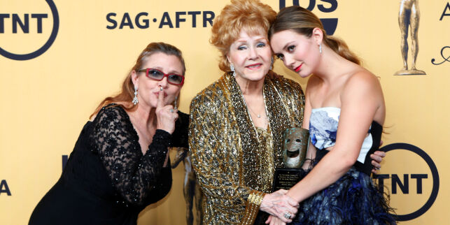 FILE PHOTO: Actress Debbie Reynolds poses backstage with her Lifetime Achievement award with her granddaughter Billie Catherine (R) and daughter actress Carrie Fisher (L) at the 21st annual Screen Actors Guild Awards in Los Angeles, California January 25, 2015. REUTERS/Mike Blake/File Photo