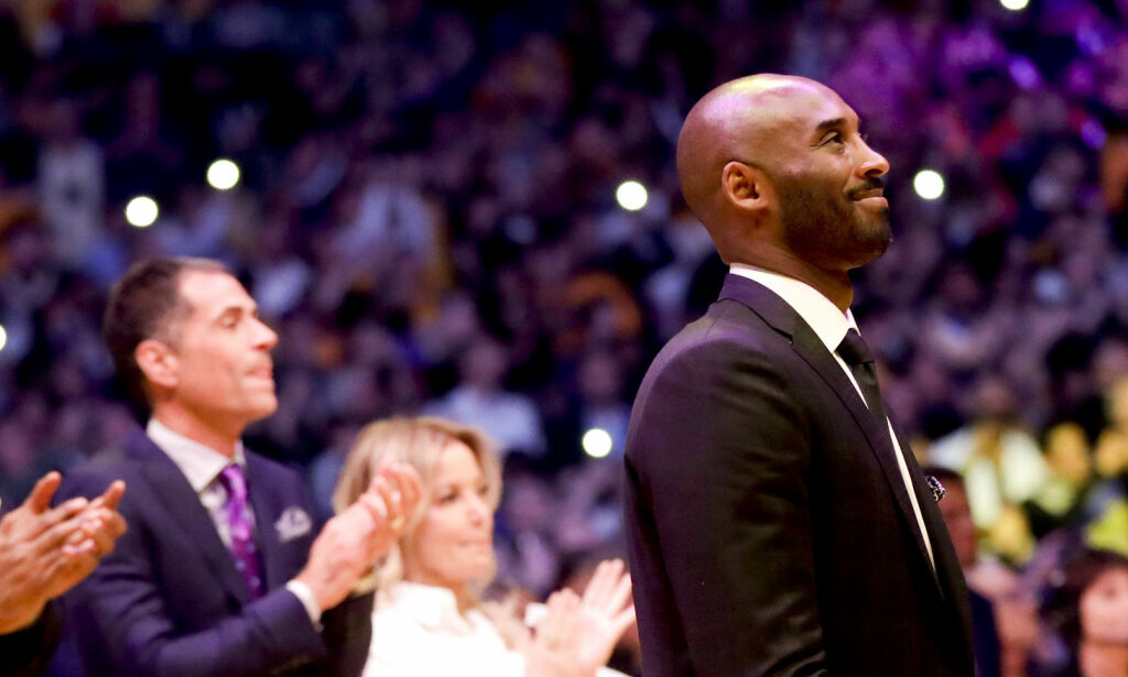 Hyllet Kobe - Lakers fredet begge nummerne til basketikonet