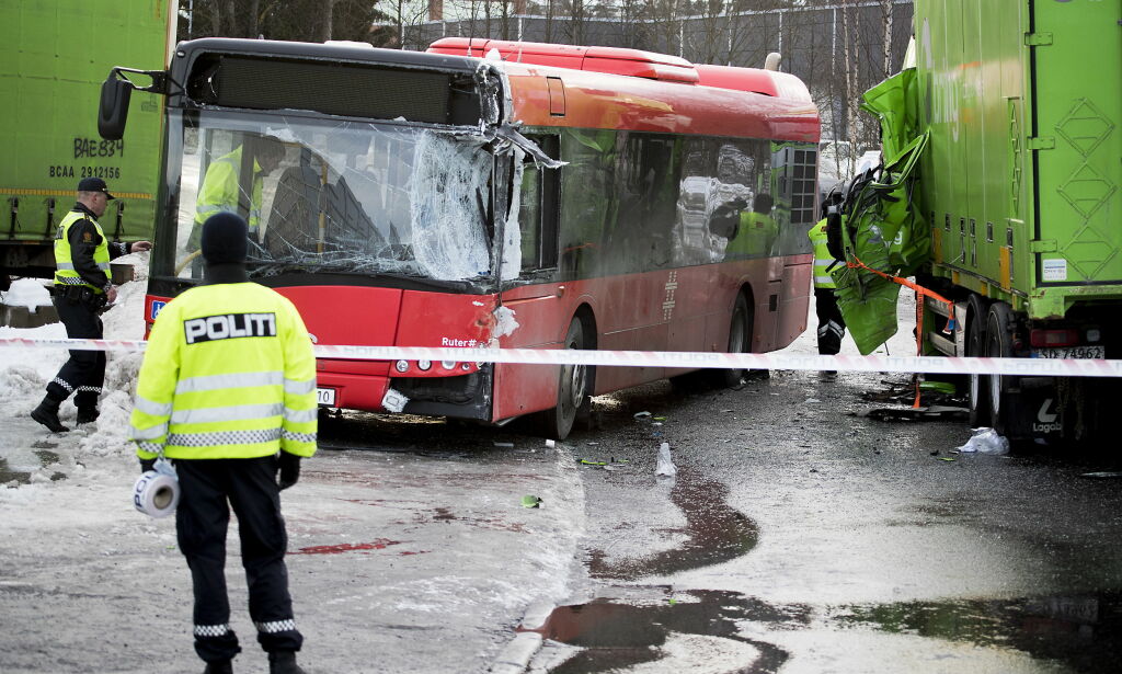 - Vitner tok bilde av fastklemt sjåfør i stedet for å hjelpe
