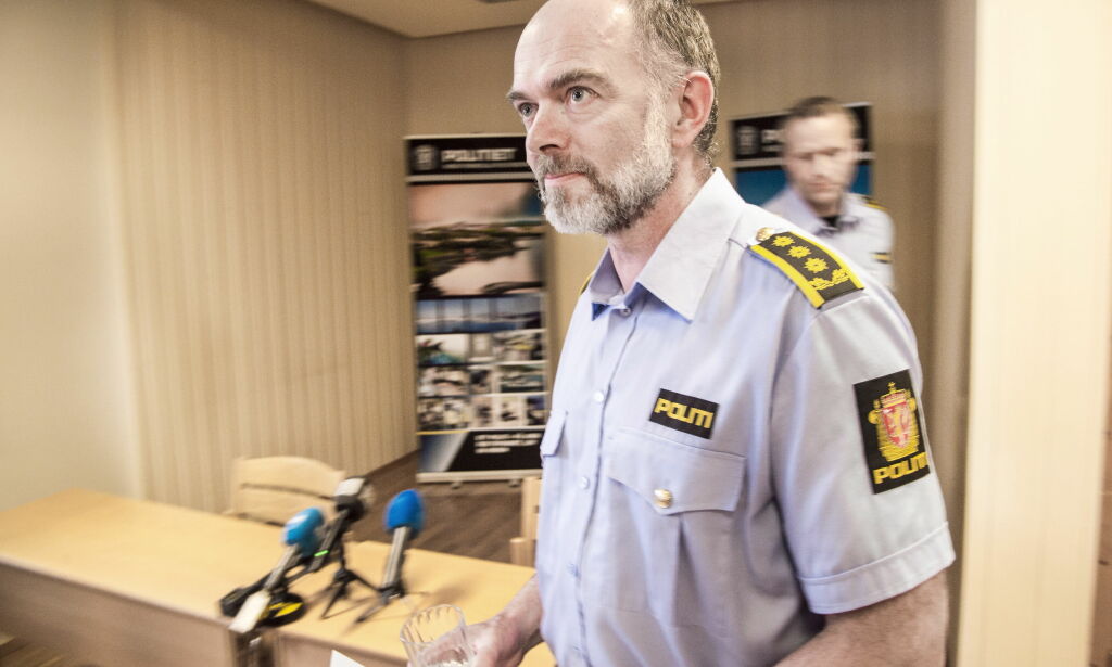 20170627 NAMSOS Lensmanni Namsos og Fosnes og
regionlensmann Svenn Ingar Viken, og politiadvokat Amund Sand ( med skjegg) på pressekonferansen på politistasjonen i Namoss i forbindelse med barnet som ligger livstruende skadet på St. Olavs hospital i Trondheim, der foreldrene er siktet/mistenkt for å ha forvoldt skaden.
Foto: Hans Arne Vedlog / Dagbladet
Hans Arne Vedlog / Dagbladet