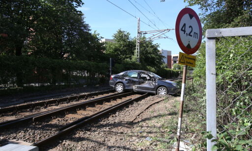 Rett etter at kvinnen kom seg ut, dundret godstoget inn i bilen