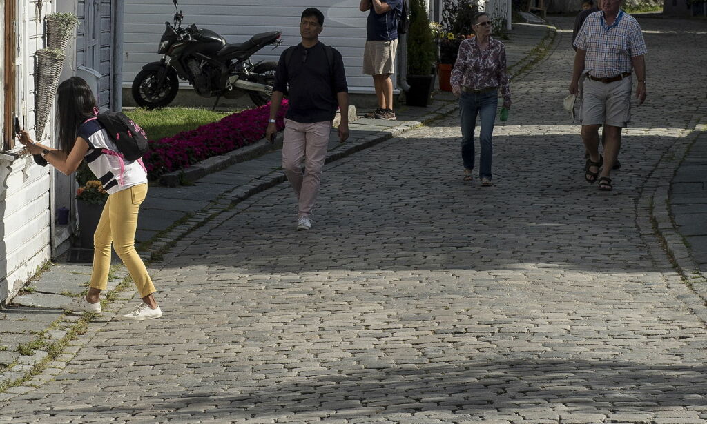 Rammes av påtrengende turister: - De kikker inn brevluka