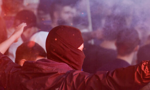 Skandale i Stockholm-derby: Supporter truffet av bluss, fotograf truffet av stol