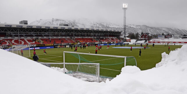 Istedenfor å slåss, innrømmer fotballen at Norge er en skinasjon