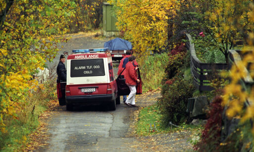Oslo 19931011.
Forlagssjef William Nygaard ble skutt og alvorlig såret utenfor sitt hjem i Dagaliveien. Politietterforskere på stedet etter drapsforsøket. Etter å ha kjørt Nygaard til sykehus, måtte ambulansen returnere til åstedet for at ambulansepersonellet skulle påvise hvor Nygaard ble skutt.
NTB arkivfoto Jon Eeg / SCANPIX