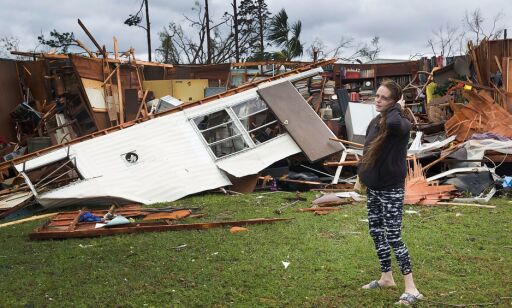Her står Haley i ruinene av familiens hjem