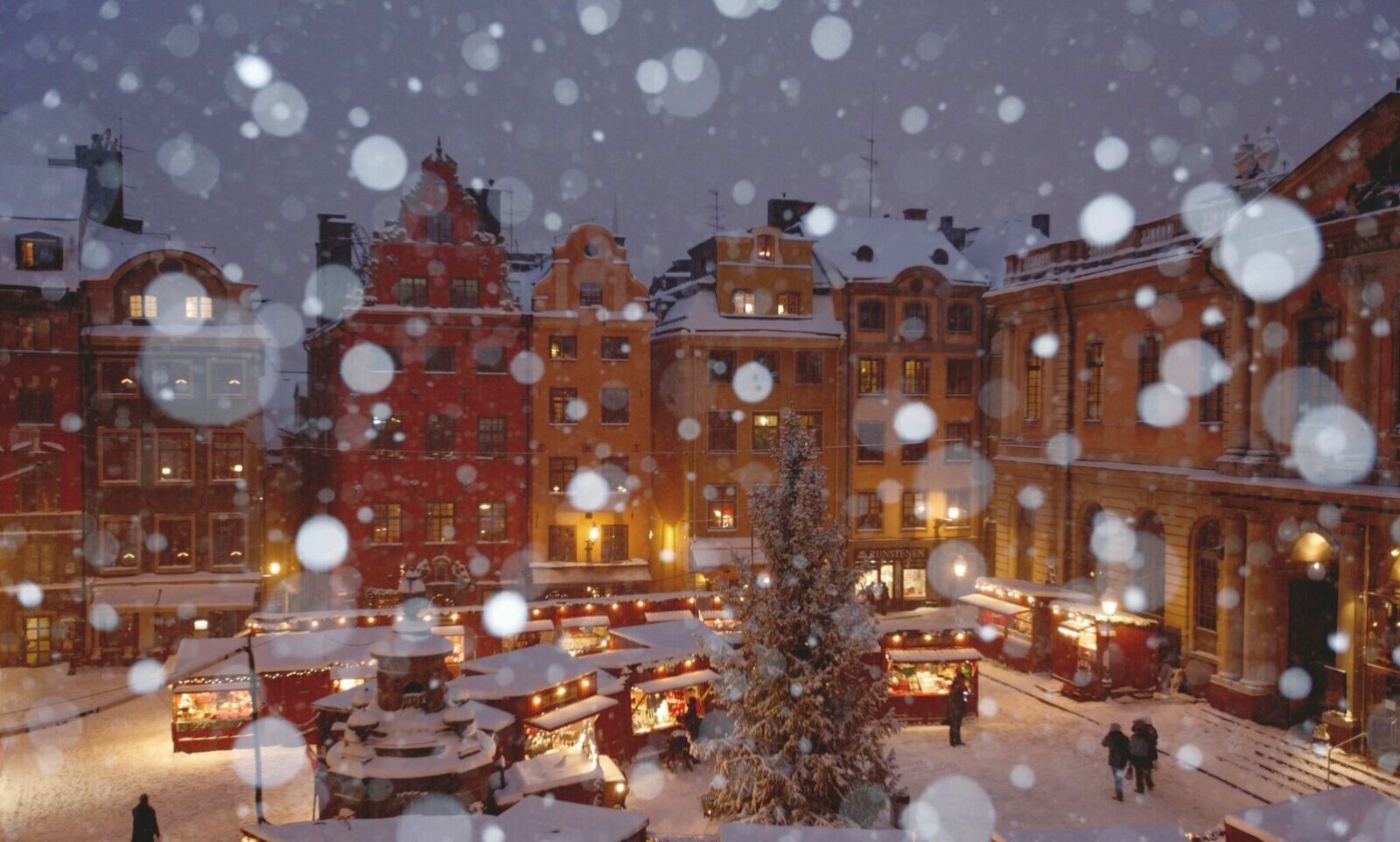 EVENTYRLIG: Julemarkedet i Gamla stan i Stockholm er ikke så stort, men det er Sveriges eldste og har blitt kåret til et av verdens ti beste! Foto: Ola Ericson EVENTYRLIG: Julemarkedet i Gamla stan i Stockholm er ikke så stort, men det er Sveriges eldste og har blitt kåret til et av verdens ti beste! Foto: Ola Ericson