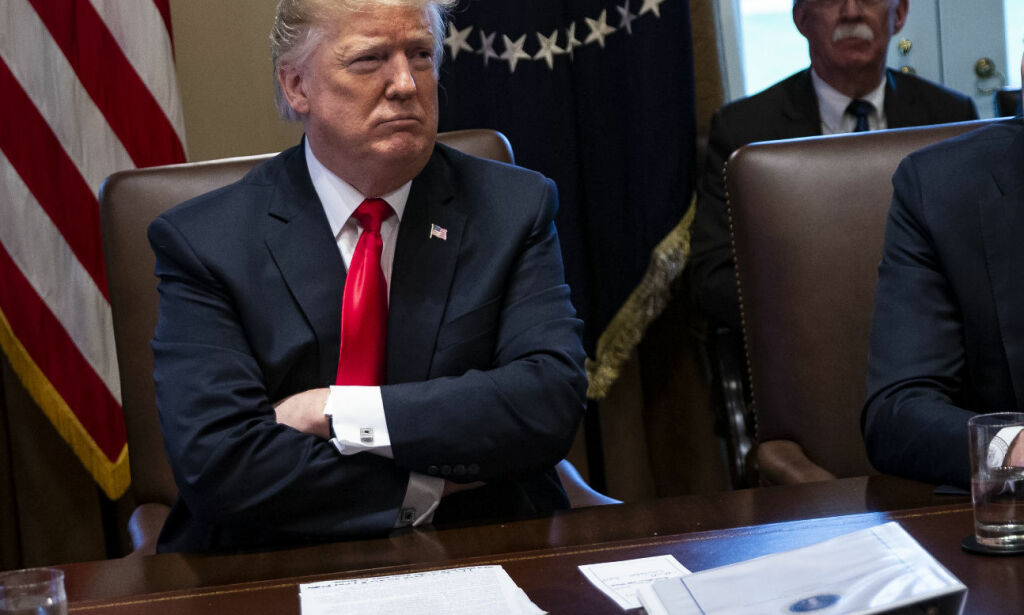Detaljen på bordet foran Trump vekker oppsikt